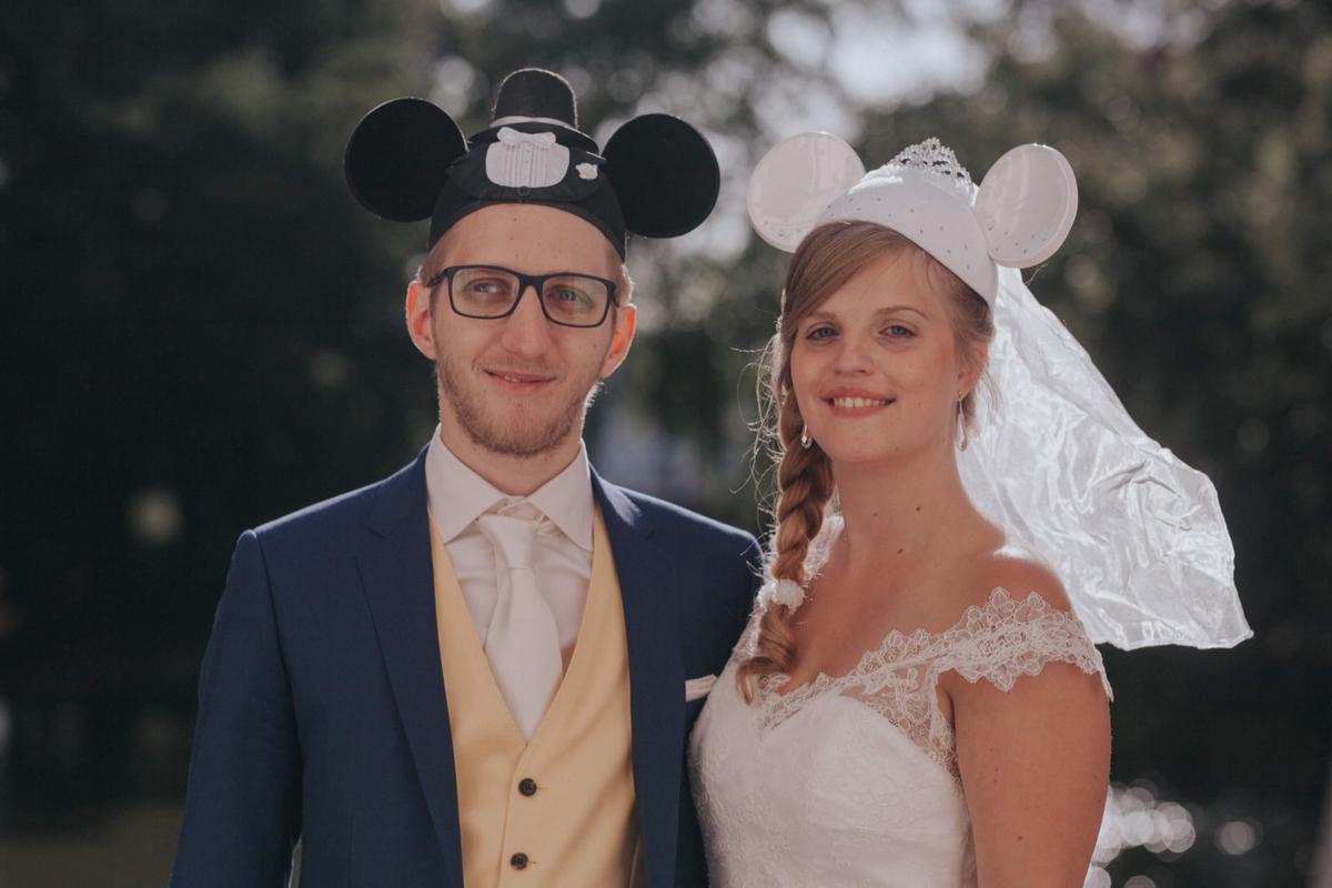 Jetsen en Ellen op hun trouwdag, met Mickey- en Minnie-oren