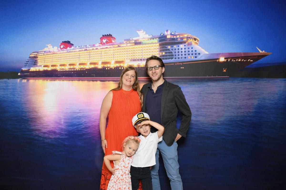 Jetsen en Ellen met hun kinderen voor het schip van Disney Cruise Line